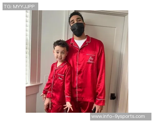 亲子装亮相塔图姆分享圣诞节与萌娃Duece的温馨时刻